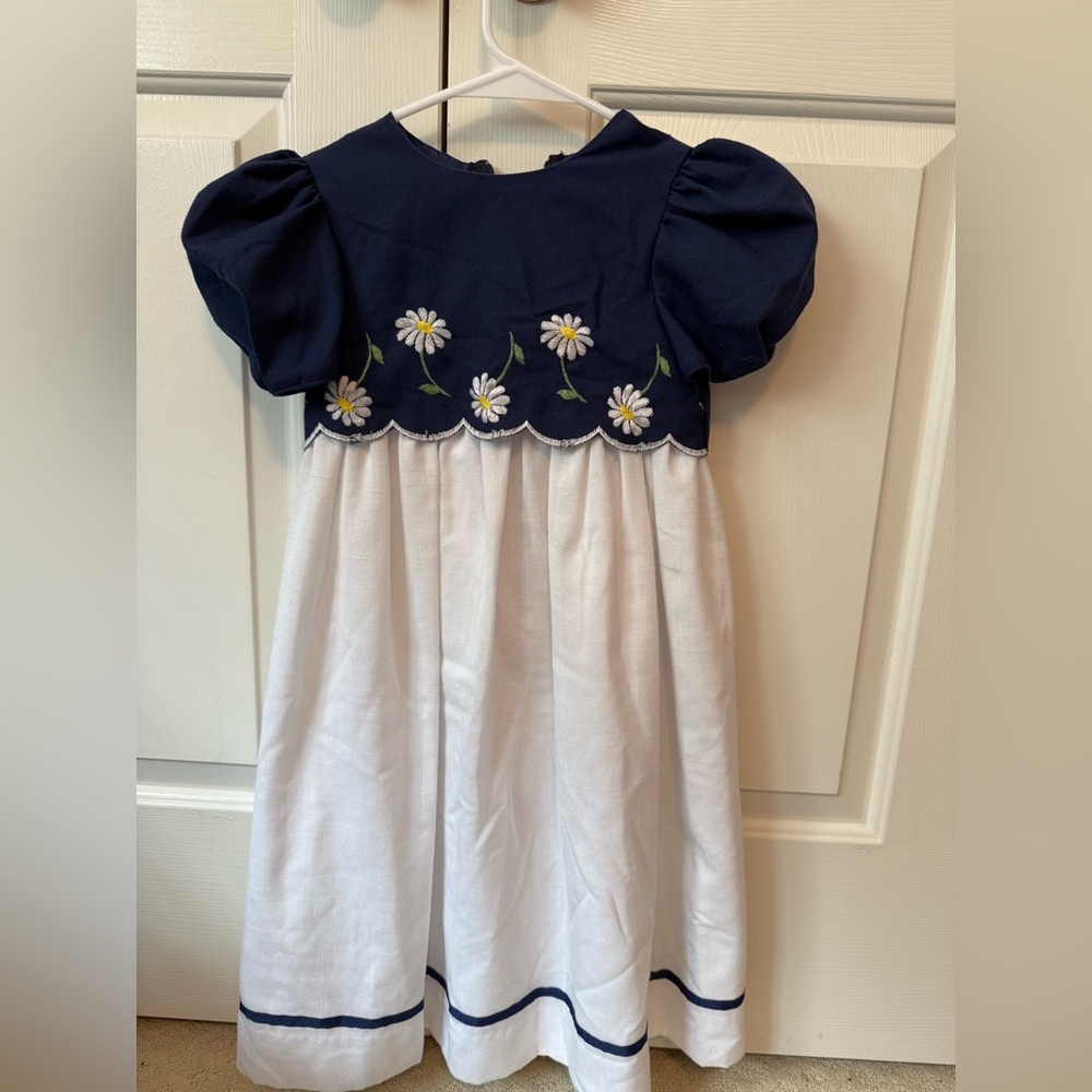 Vintage ruth of carolina Girls Dress Daisy Flower Embroidered Scallap Blue White